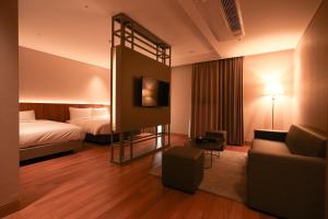釜山Busan City Hotel的酒店客房,配有床和沙发