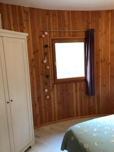 巴尔若尔Chalet dans plusieurs hectares de nature的卧室设有窗户,卧室内设有一张床