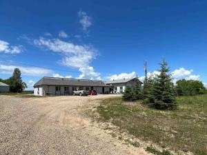 EsterhazyThe Trail Inn - Yarbo, SK - Near Esterhazy & Mosaic K1, K2, & K3的前面有一条土路的房子