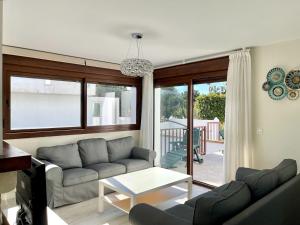 莫特里尔Modern holiday home in Motril with private pool的客厅配有沙发和桌子