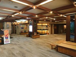 奈良春日酒店的大型客房铺有木地板,设有带灯具的天花板