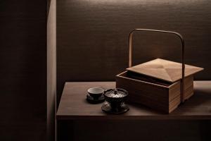 京都THE HOTEL HIGASHIYAMA by Kyoto Tokyu Hotel的桌子,盒子上放着杯子