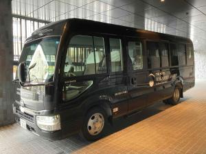 京都THE HOTEL HIGASHIYAMA by Kyoto Tokyu Hotel的一辆黑色巴士停在大楼内