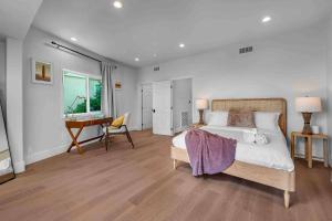 洛杉矶Sycamore Villa II的一间卧室配有一张床和一张书桌