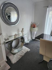 巴塞尔顿Private luxurious space的客厅配有镜子和椅子