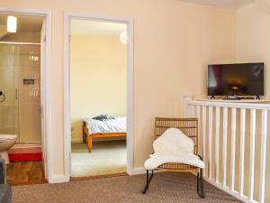 库姆马丁Roseus - Uk44706的客房设有带卫生间的浴室和电视。