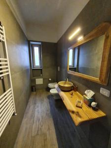 伊斯基亚VILLA MATILDA luxury B&B的一间带水槽和卫生间的浴室