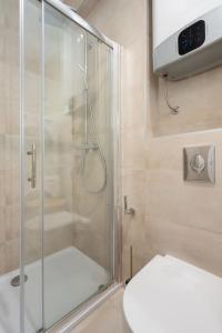 米利尼Villa 64 Apartment #3的浴室设有玻璃淋浴间和卫生间