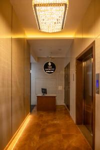 孟买The Majestic Boutique Hotel的大楼内带书桌的办公走廊