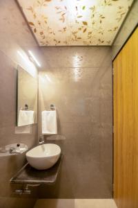 孟买The Majestic Boutique Hotel的浴室配有白色水槽和淋浴。