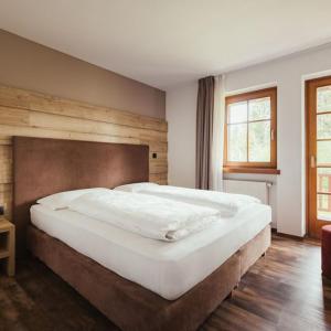 新波南特Hotel Leonard的卧室配有一张白色大床和木制床头板