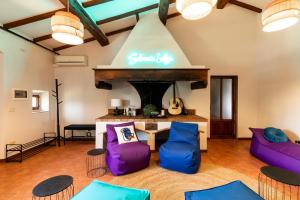 圣皮耶罗阿谢韦Selvuccia Lodge - Ostello Agricolo的客厅配有紫色和蓝色的椅子和壁炉