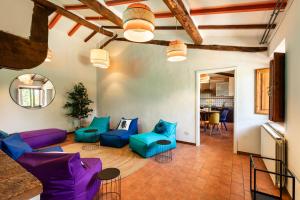 圣皮耶罗阿谢韦Selvuccia Lodge - Ostello Agricolo的客厅配有蓝色的沙发和桌子