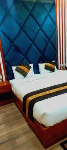 阿格拉Hotel The Rich Grand Agra的一张位于一间悬挂美国国旗的房间的床位