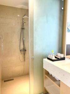 金兰Cam Ranh Nha Trang Seaview Resort的带淋浴、盥洗盆和台面的浴室