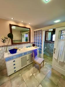 大加那利岛拉斯帕尔马斯Casa La Calma的一间带水槽和镜子的浴室