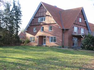 索尔陶Landhaus Eichengarten的一个大红砖房子,有大院子