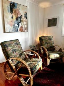 CopacabanaThe Treehouse at Copa的一间设有两把椅子的房间和墙上的一幅画