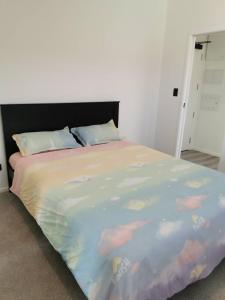 陶朗加Paradise Retreat的一间卧室配有一张大床和色彩缤纷的毯子