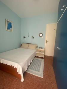 卡尼奥提Anastasia's Seaview apartment的一间小卧室,配有床和床头柜