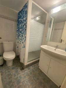 卡尼奥提Anastasia's Seaview apartment的一间带卫生间和水槽的浴室