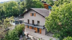 克莱恩 蒙塔纳B&B La Forge de Diogne的享有白色树屋的顶部景致