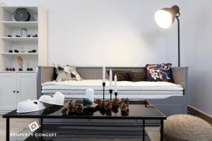 RoşuAvangarde Concept Studio的一间卧室配有一张床和一张带蜡烛的咖啡桌。