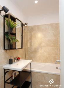 RoşuAvangarde Concept Studio的浴室配有盥洗盆和浴缸。