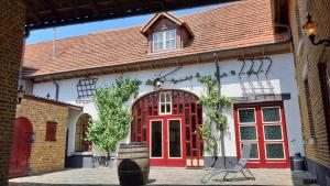 埃尔斯洛Boerderijwoning Elsloo的红色和白色的建筑,有红色的门