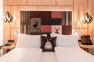 圣坎迪朵赫尔姆酒店的卧室配有白色的床铺和白色的枕头