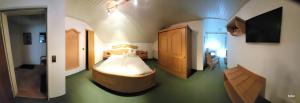 容霍尔茨Erd´s Hoimatle的一间位于绿色地板的客房的卧室