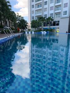 下龙湾Hoa Homestay Hạ Long 2909的蓝色的酒店游泳池