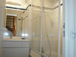 圣拉里苏朗Appartement Saint-Lary-Soulan, 3 pièces, 6 personnes - FR-1-457-130的带淋浴和盥洗盆的浴室