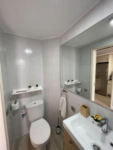 莫甘Apartamento Puerto Rico - Primera línea de playa的白色的浴室设有卫生间和水槽。