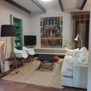 Santa CristinaCasa De Campo Clara的客厅配有沙发和桌子