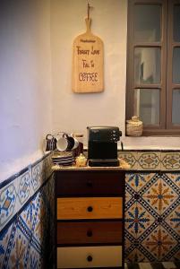 马拉喀什Peekaboo Hostel的厨房配有柜台和标志,可永远读懂咖啡中的爱情