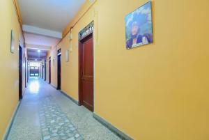 迪布鲁加尔Hotel Embassy的墙上挂着照片的建筑走廊