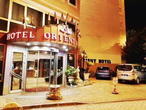 伊斯坦布尔东方敏特尔酒店的门前设有停车场的酒店入口