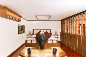 清迈Olivier Boutique的卧室配有一张位于地板上的大象头床。