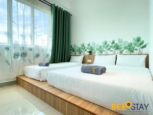 马六甲Amber Cove Impression City Melaka City Center 8 min to Jonker Street的绿窗帘间内的两张床
