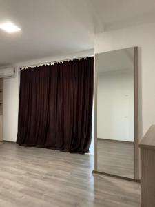 科斯蒂内什蒂Vila Davi的一间设有棕色窗帘和镜子的房间