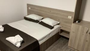 科斯蒂内什蒂Vila Davi的卧室配有一张带白色床单和枕头的大床。