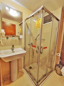 伊斯坦布尔东方敏特尔酒店的带淋浴和盥洗盆的浴室