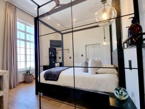 蒙塔古PJURE Wellness Retreat & Spa的一间卧室设有一张大玻璃床