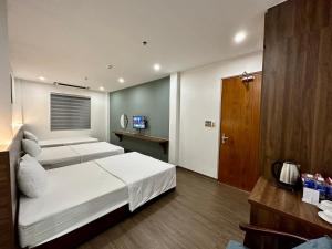 Xóm ÐéHải Âu Hotel的卧室配有一张白色大床和电视。