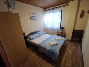 克拉列维察Guest House Dijana的一间卧室配有一张带两个枕头的床