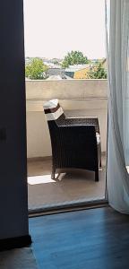 科斯蒂内什蒂Vila Davi的椅子坐在阳台,可望见窗外