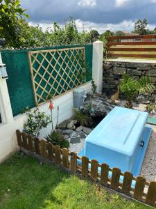 梅利德Pension San Anton的围栏旁花园中的蓝色长椅