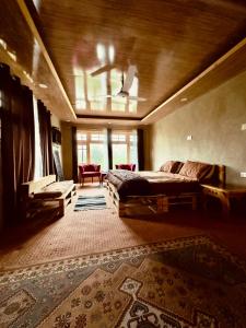 锡卡都Orgventure Resorts Skardu的一间大卧室,配有床和地毯