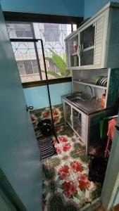 巴吞他尼แฟลตลาดหลุมแก้ว2的一个带水槽的厨房和一个带鲜花的地板